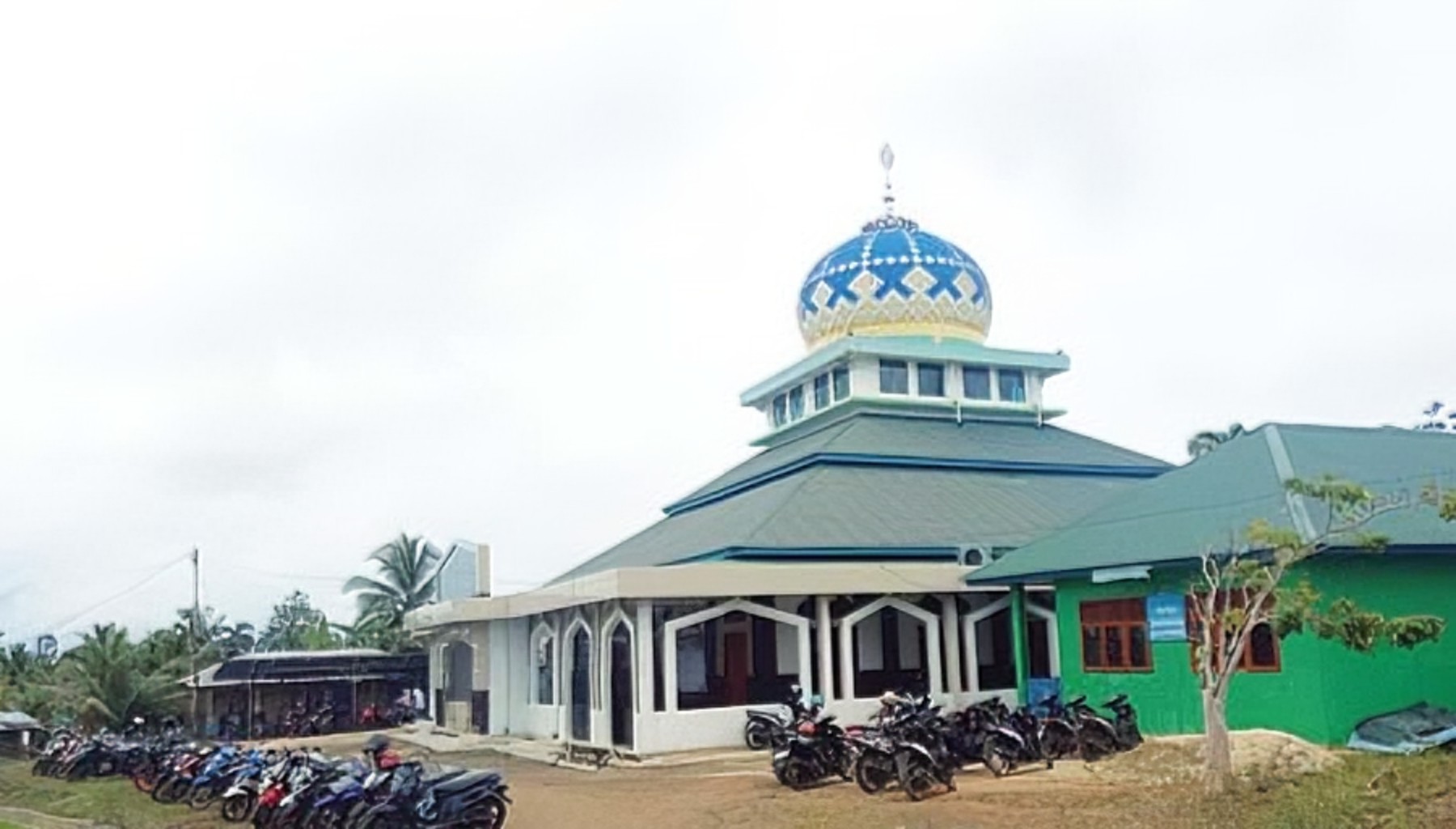 TERUS DITATA: Pembangunan Masjid Miftahul Jannah Sipora Jaya tidak terlepas dari program transmigrasi pertama di Kepulauan Mentawai pada tahun 1987.(ARIF RAHMAD DAUT/PADEK)