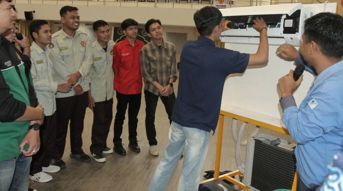 DAIKIN Goes to Campus kunjungi dua Perguruan Tinggi di Kota Padang.