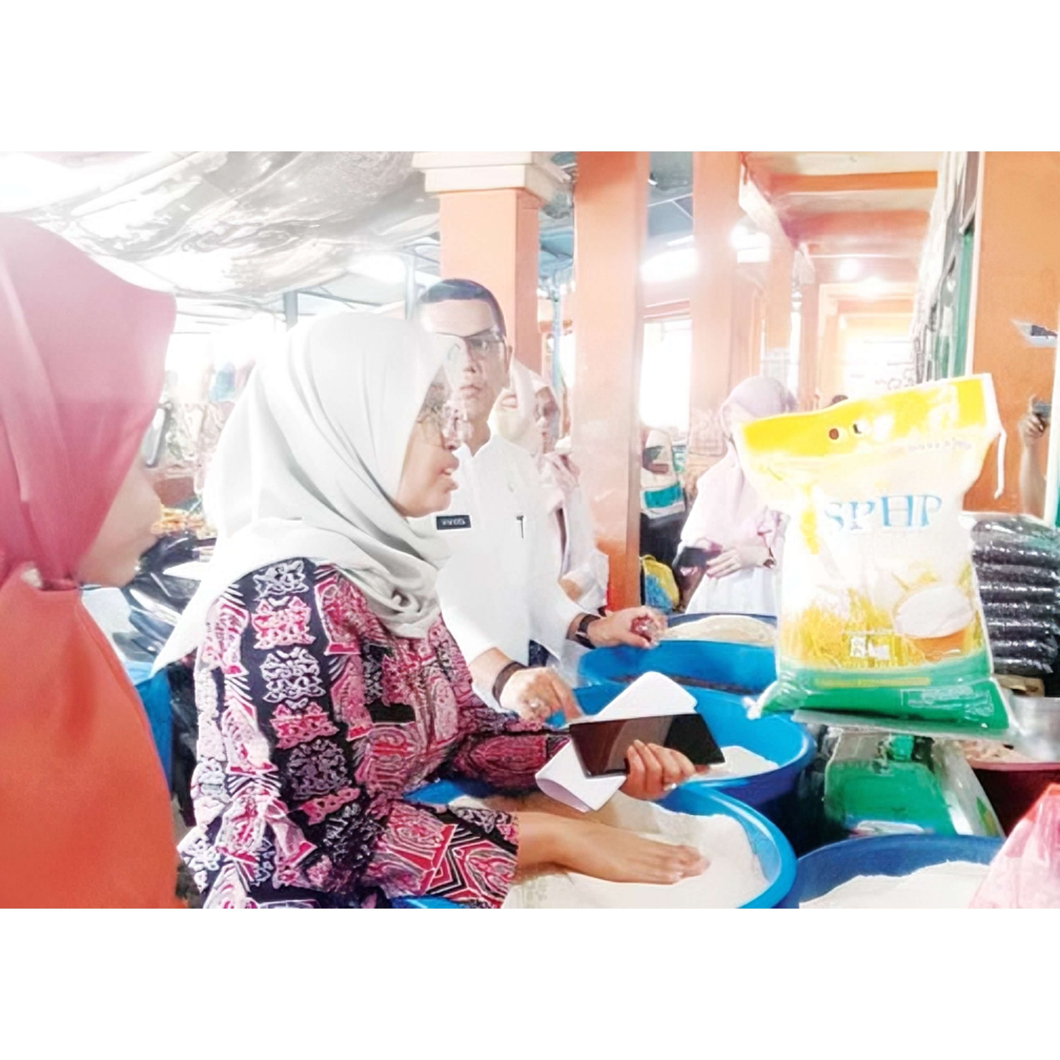 PENGECEKAN: Kepala Ombudsman RI Perwakilan Sumbar, Yefri Heriani saat sidak ke Pasar Ibuh, Payakumbuh, Rabu (27/3).(ARFIDEL ILHAM/PADEK)