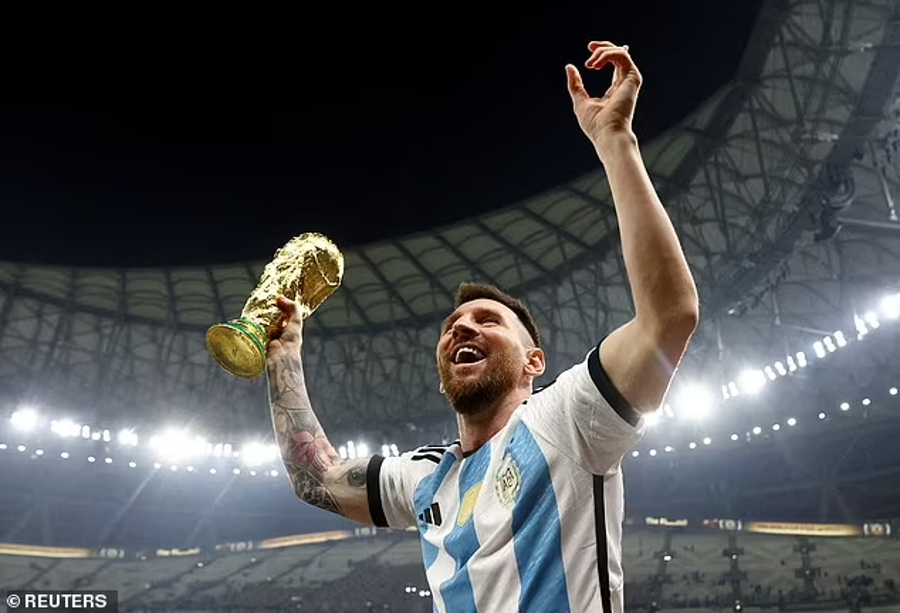 Dalam karirnya, Lionel Messi sukses membawa Argentina juara Piala Dunia 2022 dan meraih Ballon d