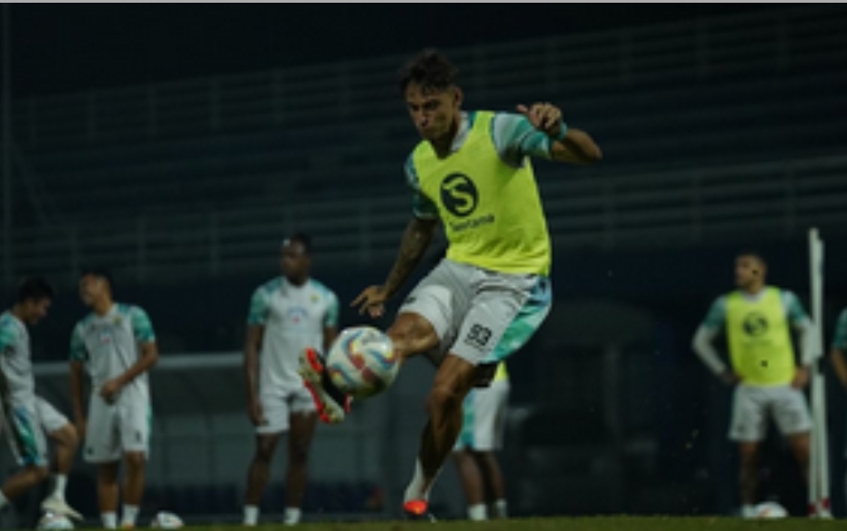 Stefano Beltrame berlatih di Stadion PERSIB, Senin, 25 Maret 2024. (Foto: PERSIB.co.id/Barly Isham)