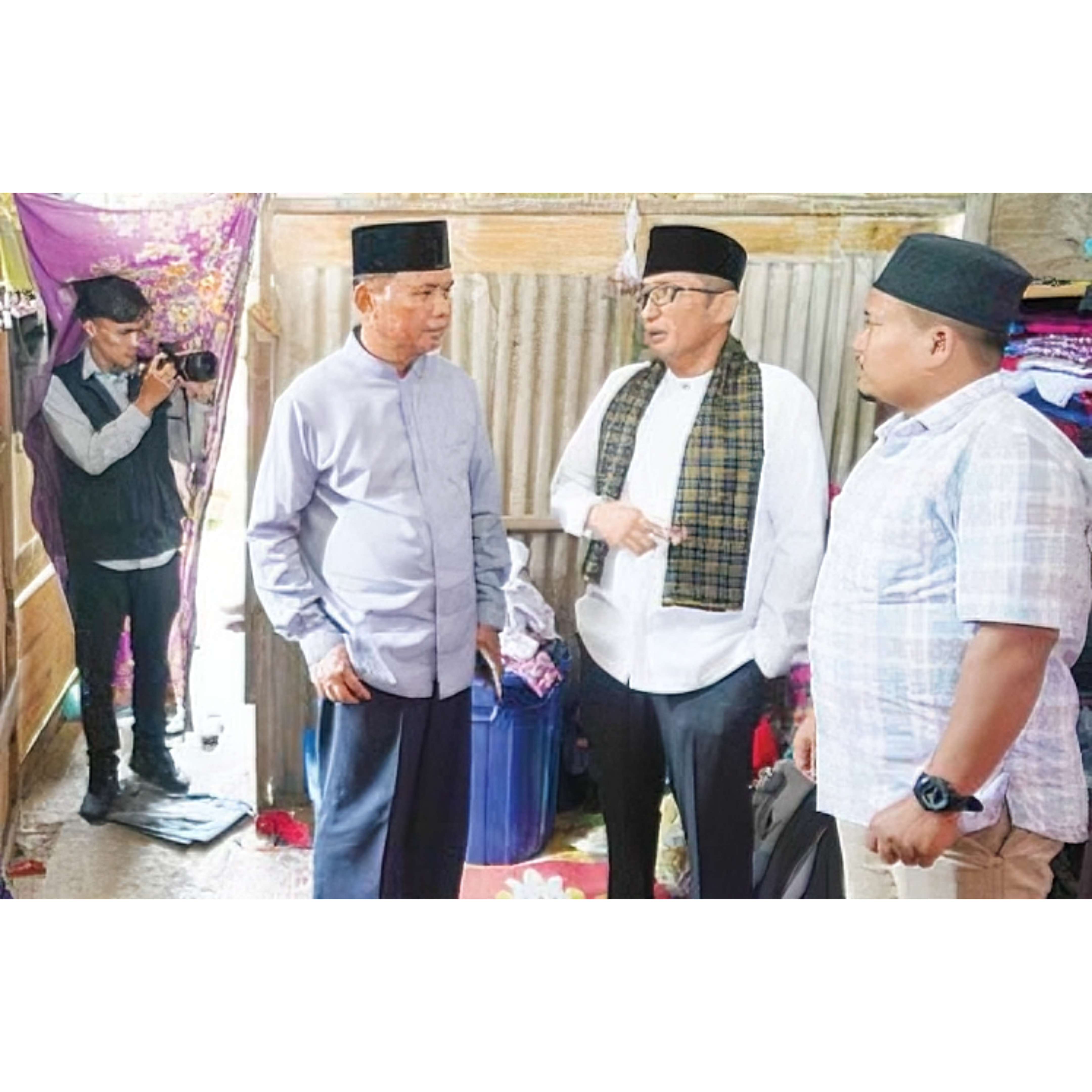 BEDAH RUMAH: Wako Hendri Septa mengunjungi rumah Afrial yang akan dibedah menjadi layak huni, Rabu (27/3).(DOK PROKOPIM PADANG)