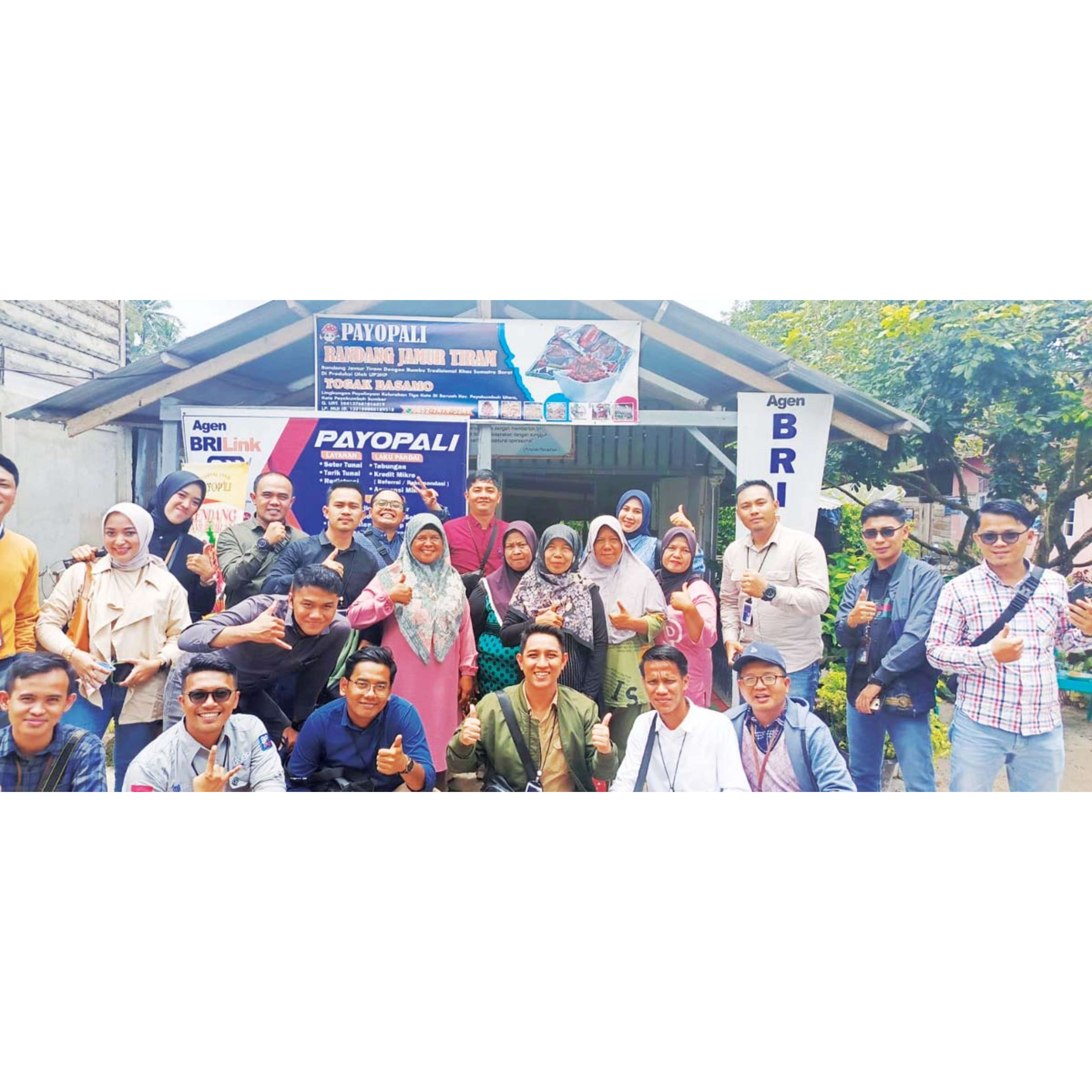 MENATA KEMBALI: Outlet Rendang Jamur Tiram Payopali sebagai klaster UMKM binaan dikunjungi Tim BRI, beberapa waktu lalu.(DOKUMEN BRI UNTUK PADEK)