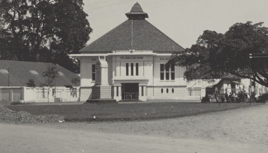 Monumen de Greve di depan Gedung de Javasche Bank, Padang (sumber: Wereldmuseum)