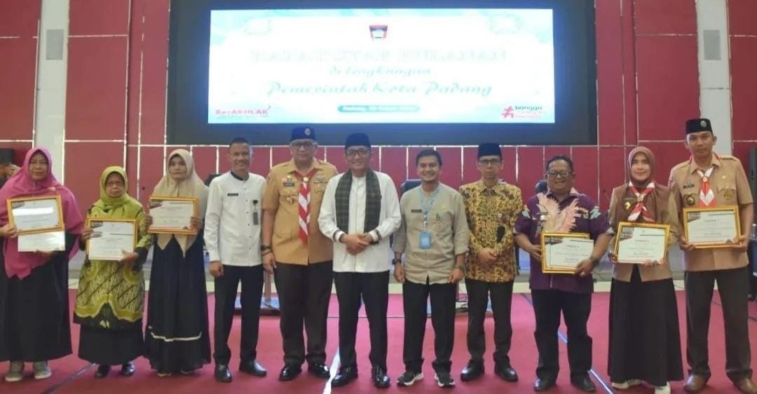Pemberian reward kepada RT dan Bank Sampah terbaik dalam pelaksanaan Padang Bagoro bulan Februari lalu, baru-baru ini. (DOK DISKOMINFO PADANG)