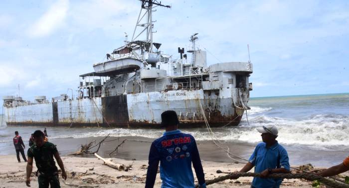 Eks KRI Teluk Bone telah menepi sendiri di Talao Pauh, Kota Pariaman, yang sebelumnya masih terapung-apung di tengah laut antara Muaro Pariaman dan Talao Pauh.