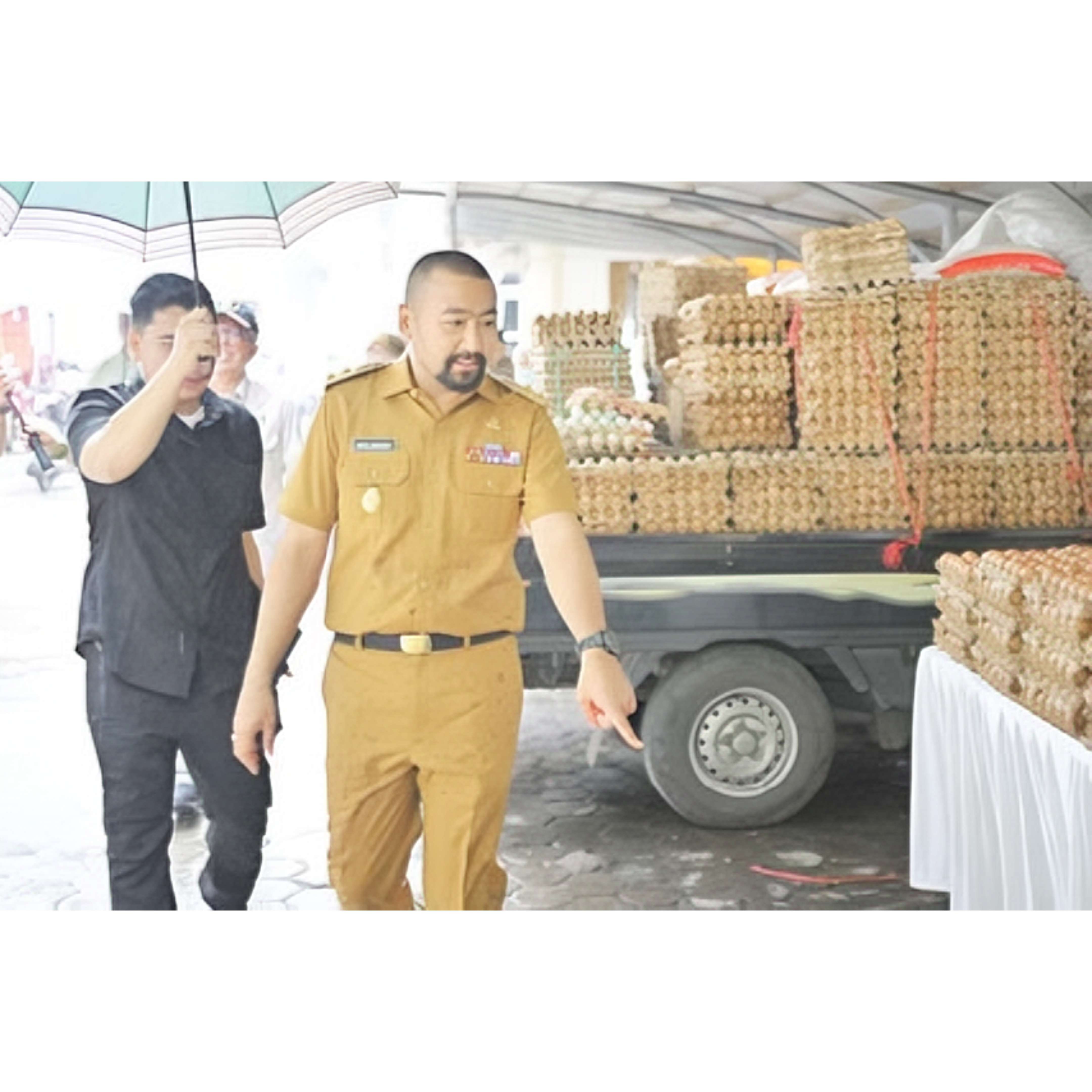 PENINJAUAN: Wagub Sumbar Audy Joinaldi saat meninjau Bazar Ramadhan yang digelar empat hari di Halaman Kantor Gubernur Sumbar, kemarin.(ADPIM SETDAPROV SUMBAR)