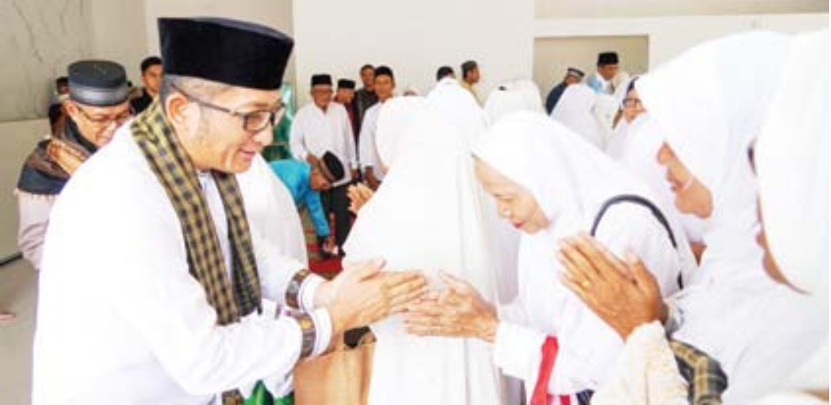 PEDULI: Wali Kota Padang Hendri Septa saat bersilaturahmi dengan jamaah Surau Assalam, Minggu (31/3).(DOK PROKOPIM PADANG)
