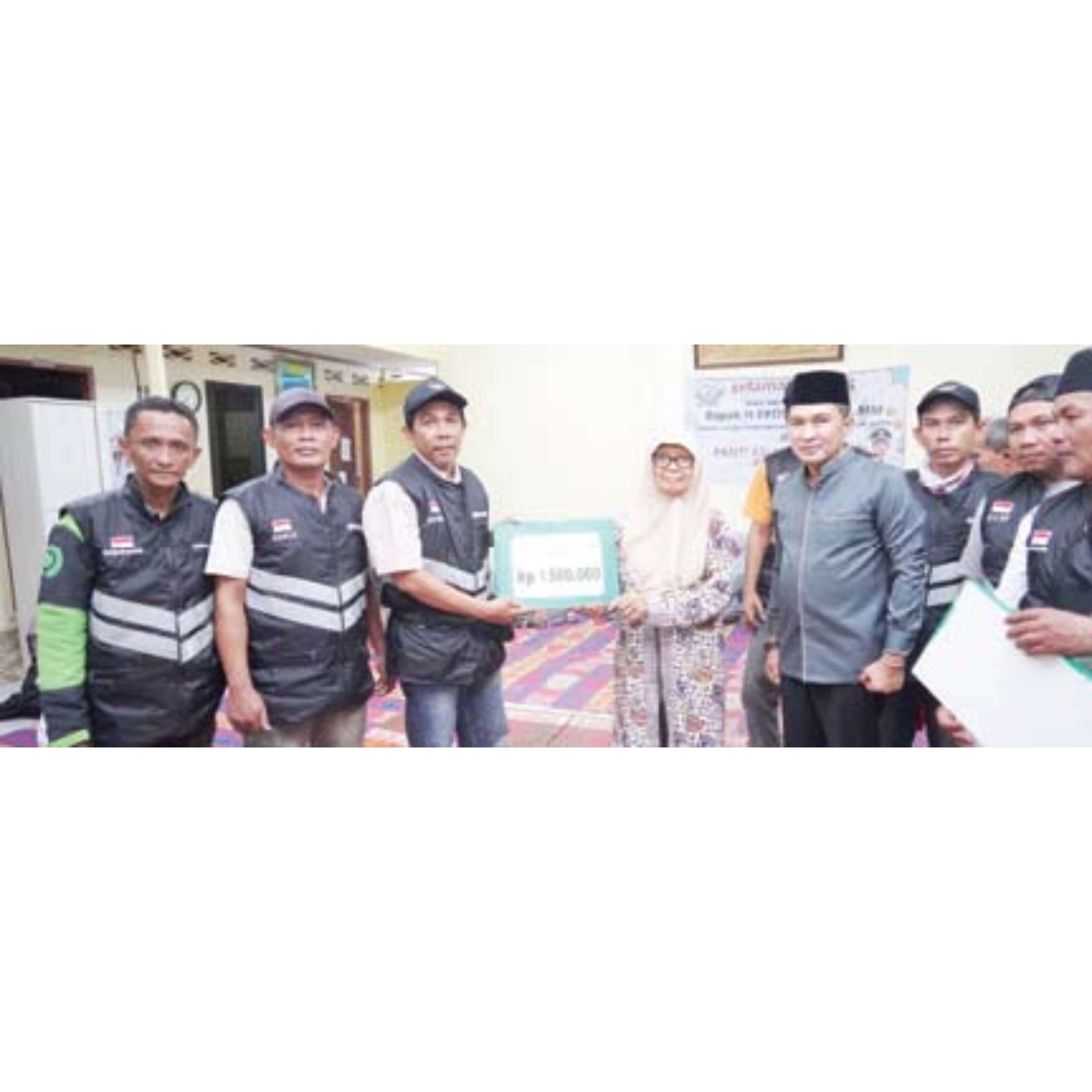 APRESIASI: Wawako Padang Ekos Albar menyaksikan pemberian santunan kepada anak yatim Panti Asuhan Al Ihsan, Minggu (31/3).(DOK PROKOPIM PADANG)