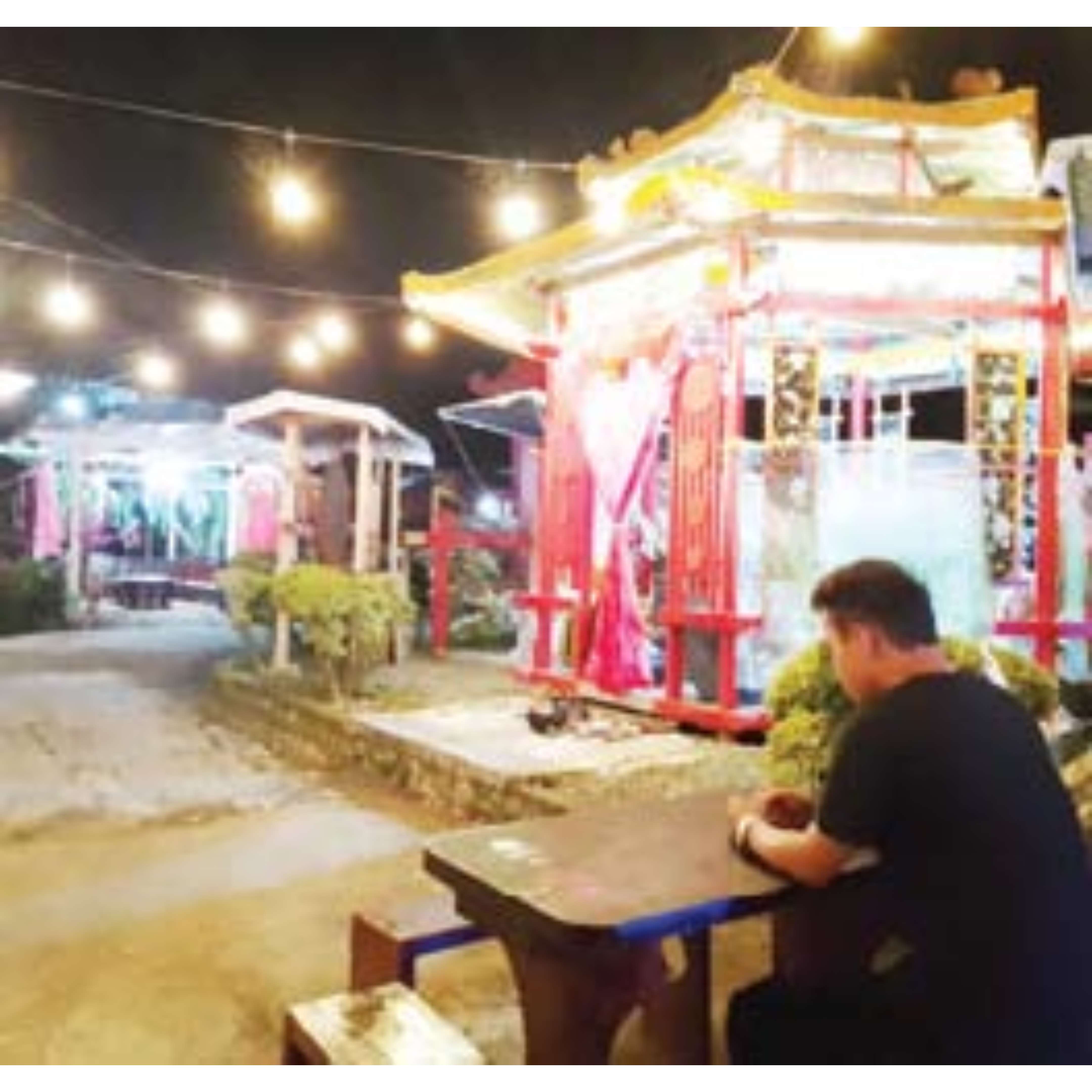 UNIK: Q Hwa Cafe menjadi salah satu pilihan berbuka yang unik di Kota Bukittinggi.(RIAN AFDOL/PADANG EKSPRES)