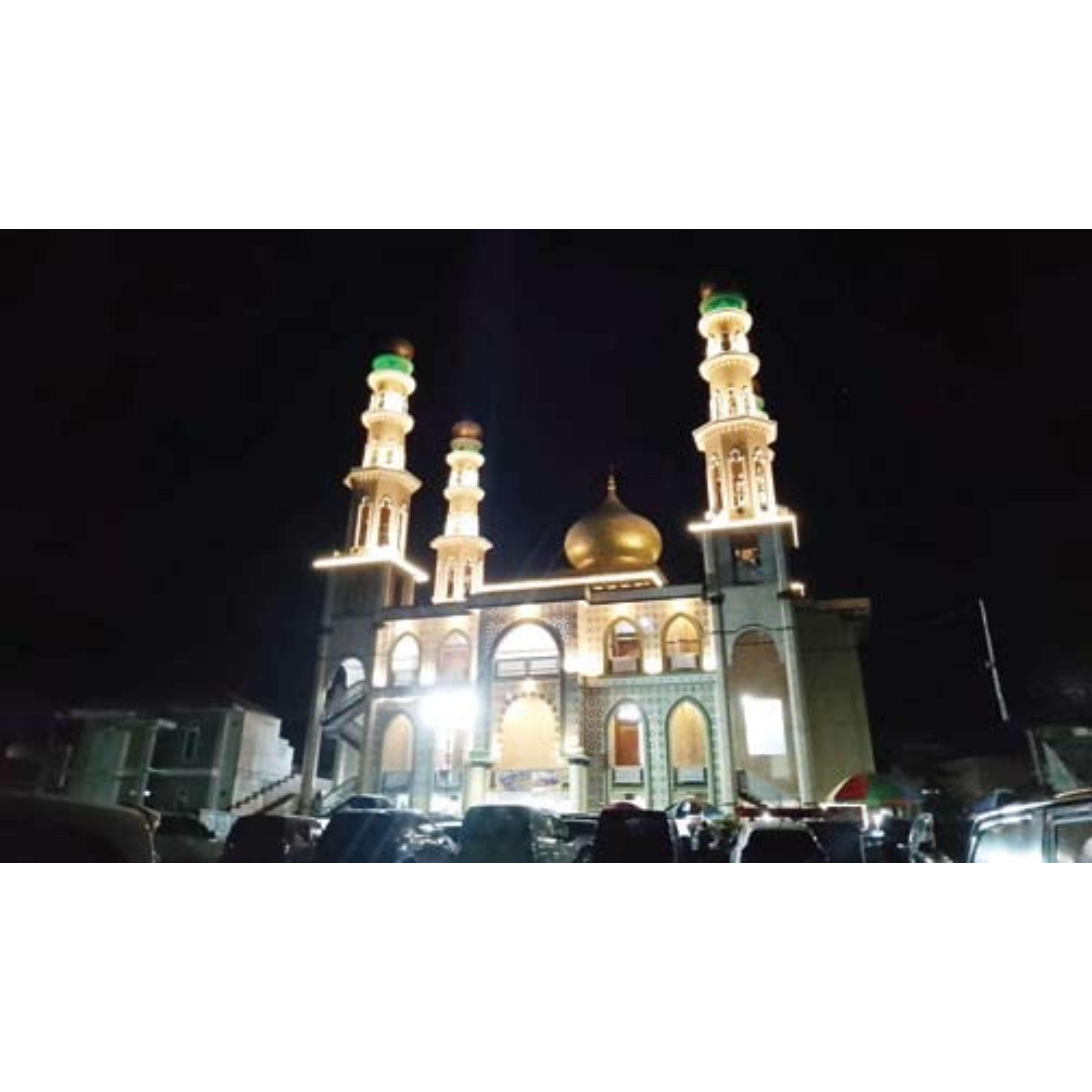 SWADAYA: Masjid Tangah Jua di Kelurahan Aurkuning, Kecamatan Aur Birugo Tigo Baleh, Kota Bukittinggi, Minggu (31/3).(RIAN AFDOL/PADANG EKSPRES)