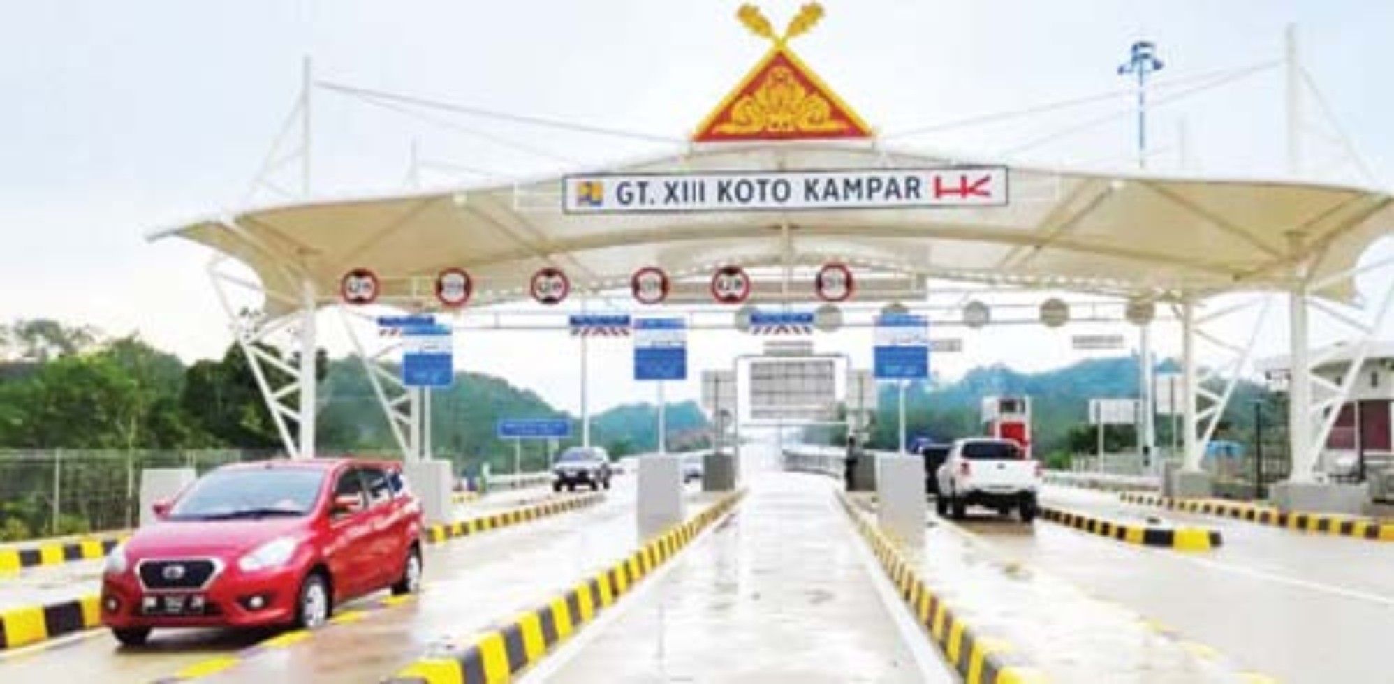 AKSES LANCAR: Kendaraan melintas di pintu tol Kotokampar, beberapa waktu lalu. Jalur tol yang bakal dioperasionalkan untuk mendukung mudik Lebaran 2024 ini, paling dekat dengan Sumbar.(DOK HK)