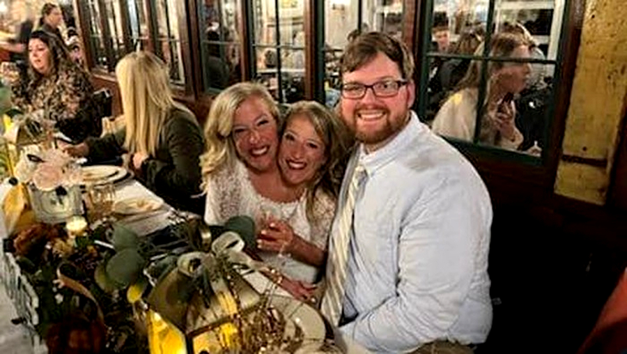 Abby dan Brittany Hensel, kembar siam terkenal yang kini berusia 34 tahun, ternyata telah menikah dengan Josh Bowling. (Foto: FB Heidi Bowling)