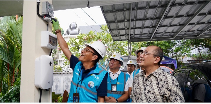 GM PLN UID Jakarta Raya, Lasiran didampingi Manager PLN UP3 Menteng, Ariadi Wisnu Sukendar menyalakan home charging di rumah salah satu pelanggan di Manggarai.