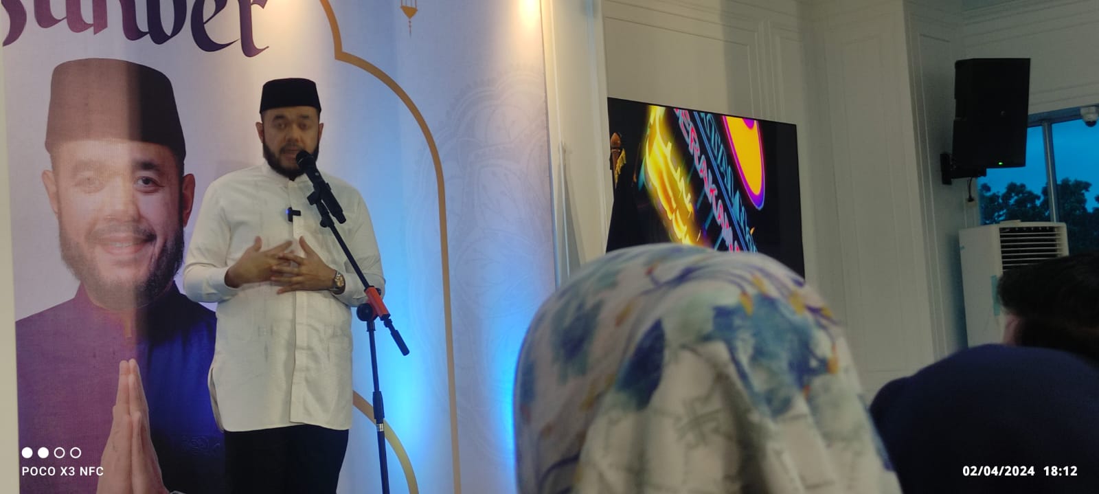 Ketua DPW Nasdem Sumbar Fadly Amran menyampaikan sambutan saat berbuka bersama wartawan di Nasdem Tower Padang. (Foto: JPS)