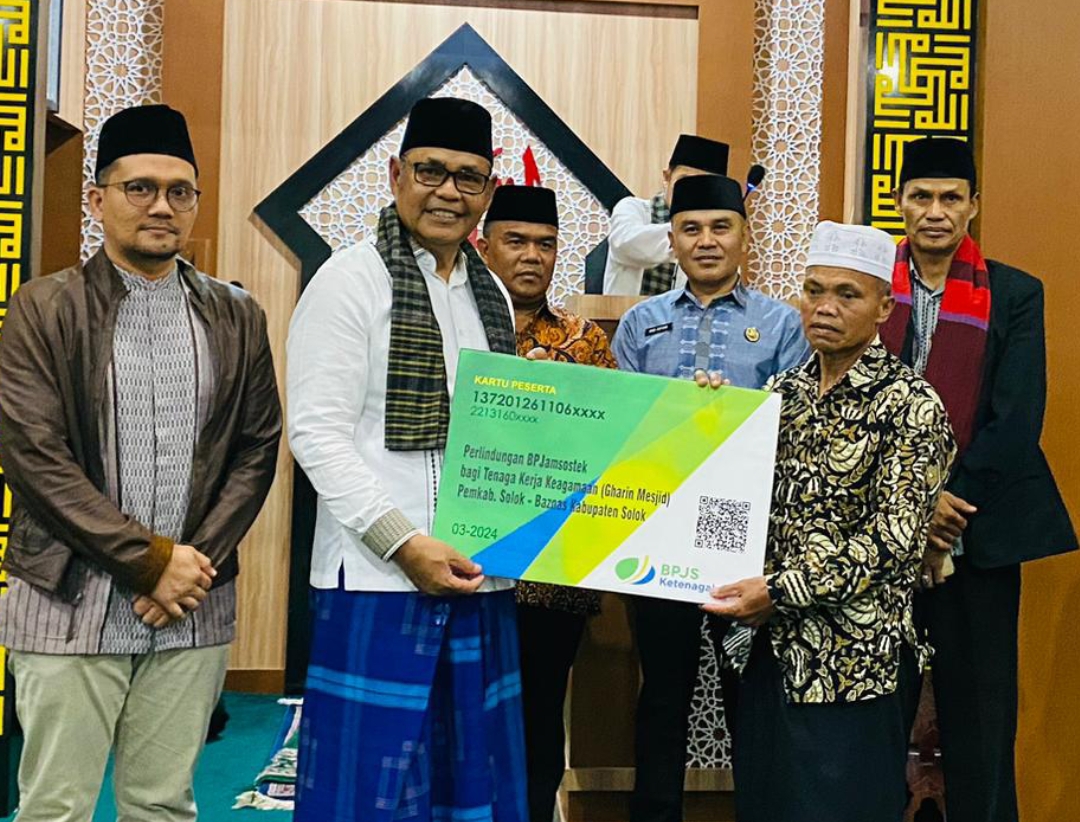 Bupati Solok Epyardi Asda serahkan kartu kepesertaan BPJamsostek secara simbolis kepada salah seorang garin masjid di Masjid Raya Alahan Panjang saat Safari Ramadhan 2024. (Foto: Humas)