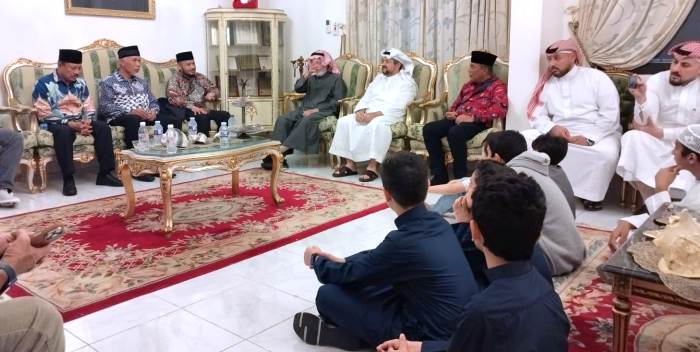 Gubernur Sumbar Mahyeldi bersama rombongan bersilaturahmi dan buka puasa bersama dengan keluarga besar Syekh Ahmad Khatib Al Minangkabawi di Kota Makkah, Arab Saudi, Selasa (2/4/2024).