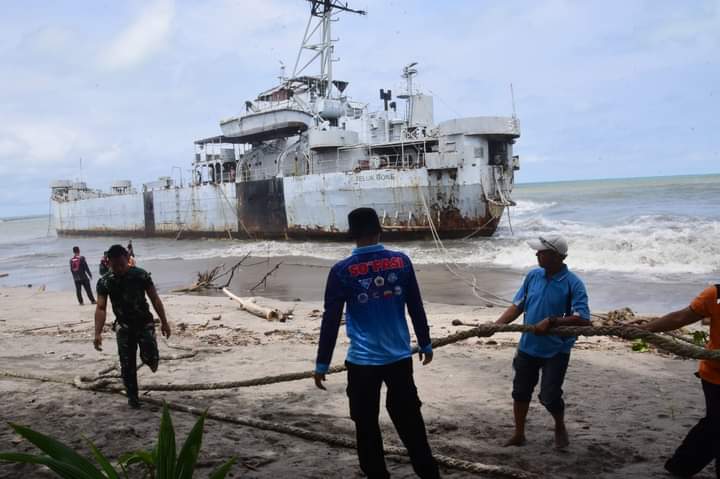 SELAMAT: Eks KRI Teluk Bone 511 menepi di Teluk Pauh, Pariaman, Minggu (31/3).(PEMKO PARIAMAN FOR PADEK)