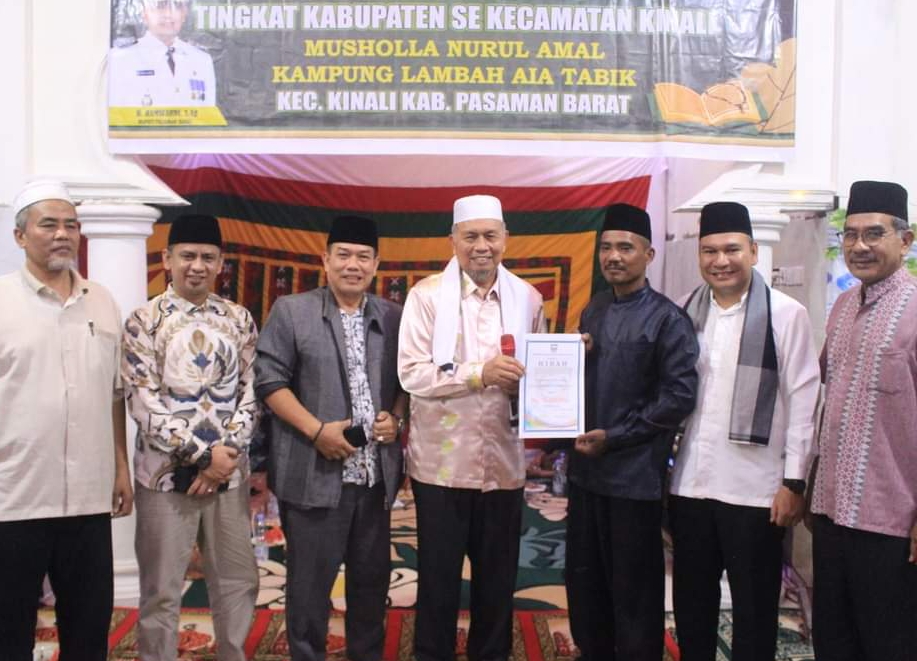 RELIGI: Bupati Pasbar Hamsuardi memimpin Tim Khusus Safari Ramadhan Pemkab Pasbar di Masjid Raya Muarakiawai, Kecamatan Gunungtuleh, Minggu (31/3) malam.(PEMKAB PASBAR FOR PADEK)