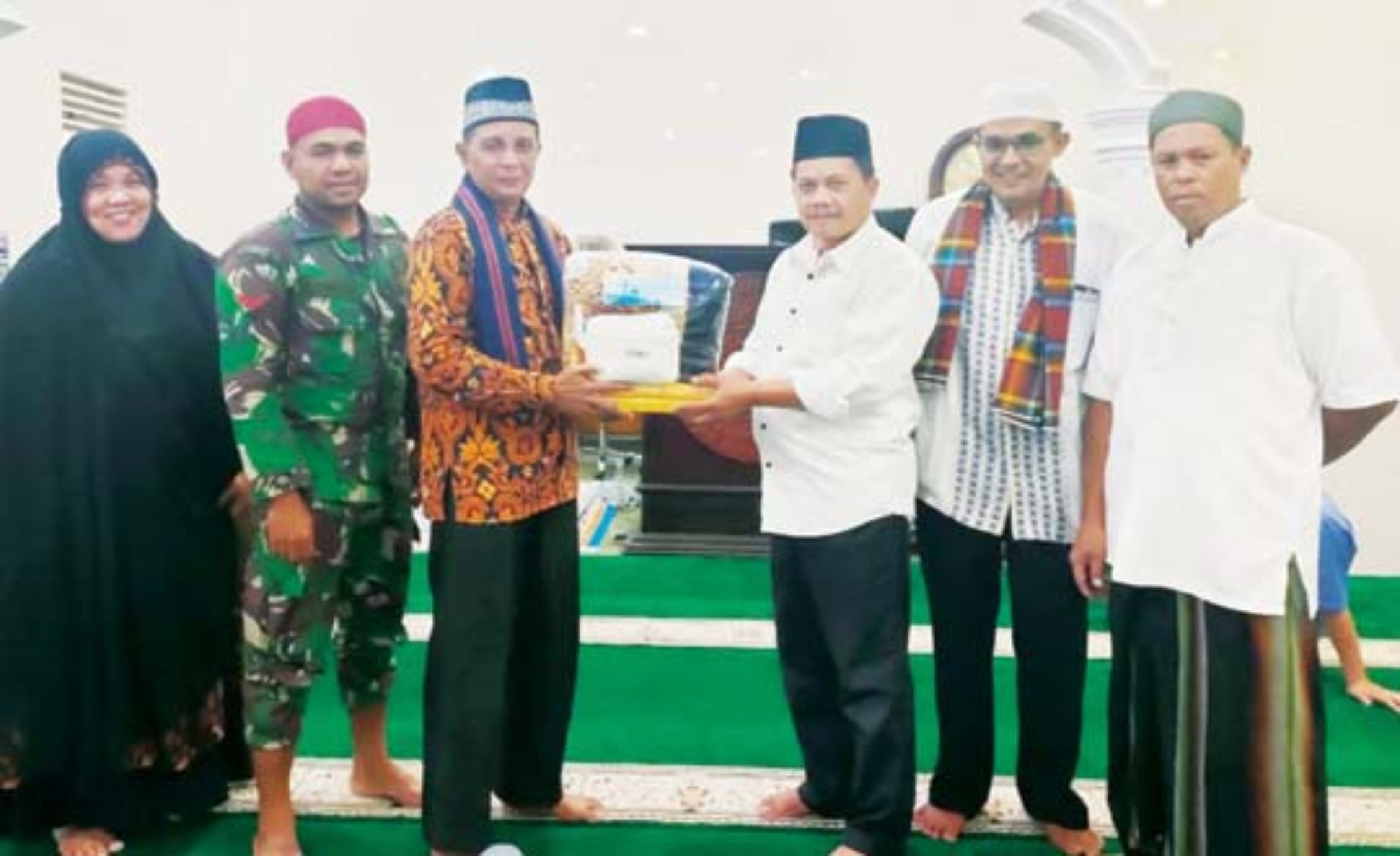 TAMPUNG ASPIRASI: Wali Nagari VII Koto Talago menyerahkan bantuan saat safari Ramadhan, Sabtu (30/3) lalu.(PENDIM 0306/50 KOTA UNTUK PADEK)