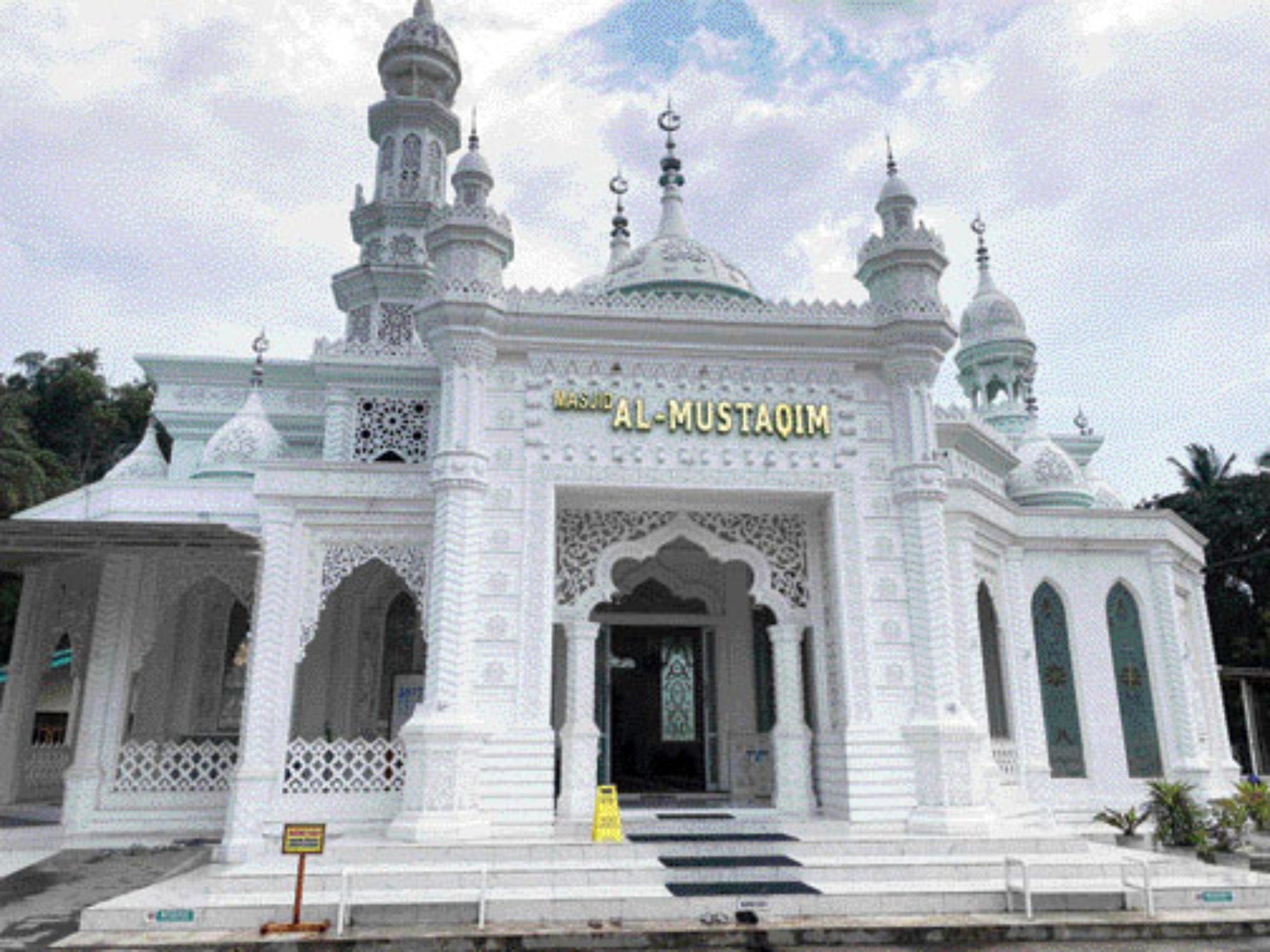 MEGAH dan UNIK: Masjid Al-Mustaqim berdiri megah di ruas Jalan Sumbar- Riau Jorong Salasa Nagari Padang Tarok, Kecamatan Baso. (SY RIDWAN/PADEK)