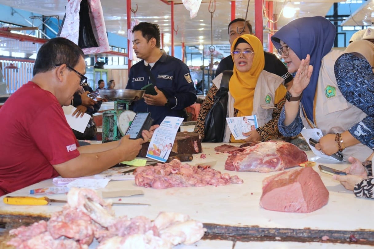 Satgas Kemenag Sumbar bersama BPJPH Kemenag RI kampanye serentak ke 101 titik di Sumbar untuk sosialisasi wajib sertifikat halal produk.(Foto: Humas Kemenag Sumbar)