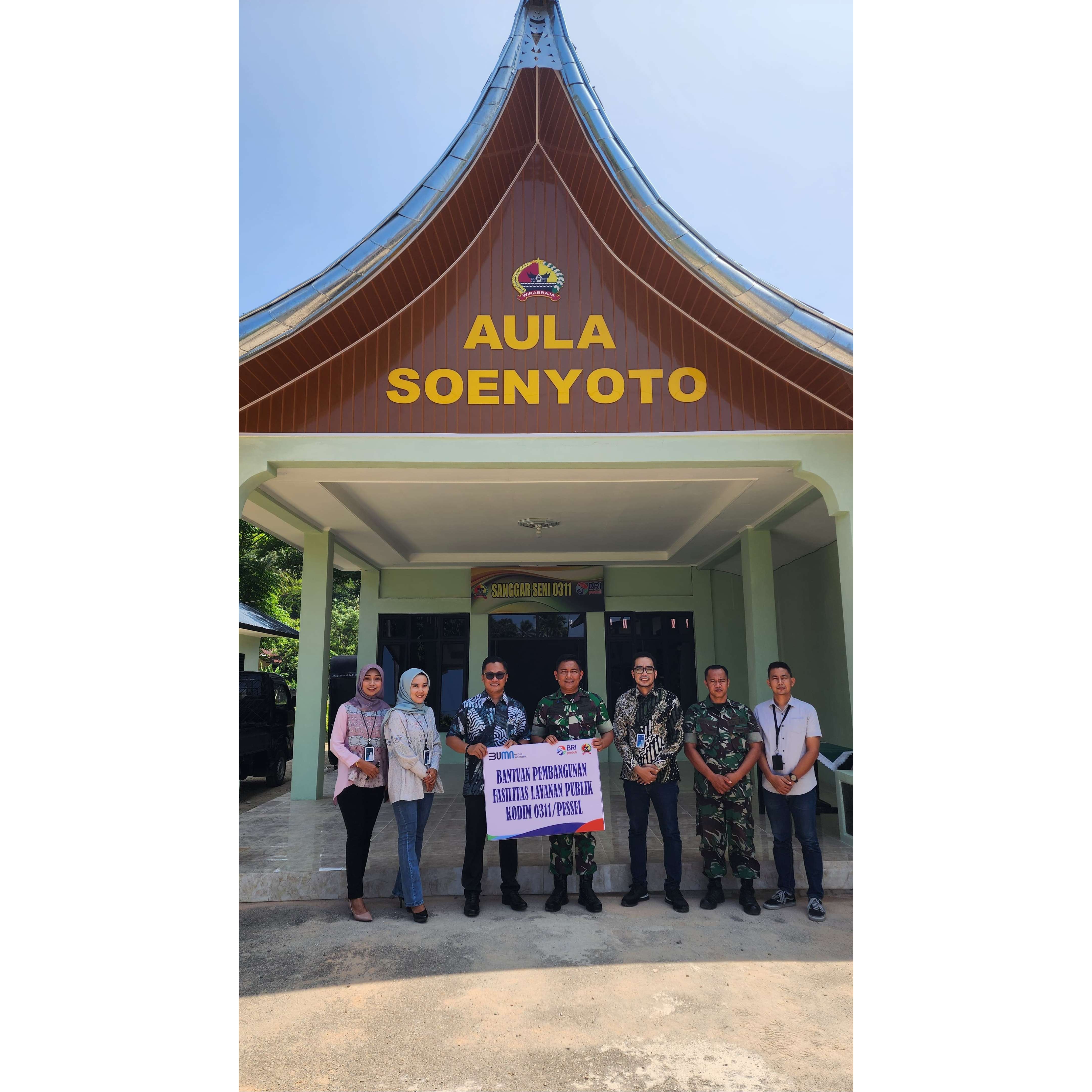 Pinca BRI Painan, Alvin Nur Muhammad (tiga dari kiri) saat menyerahkan bantuan CSR BRI Peduli kepada Dandim 0311 Pessel, Letkol Inf Sunardi, untuk Pembangunan Fasilitas Layanan Publik. (dok Tomi)