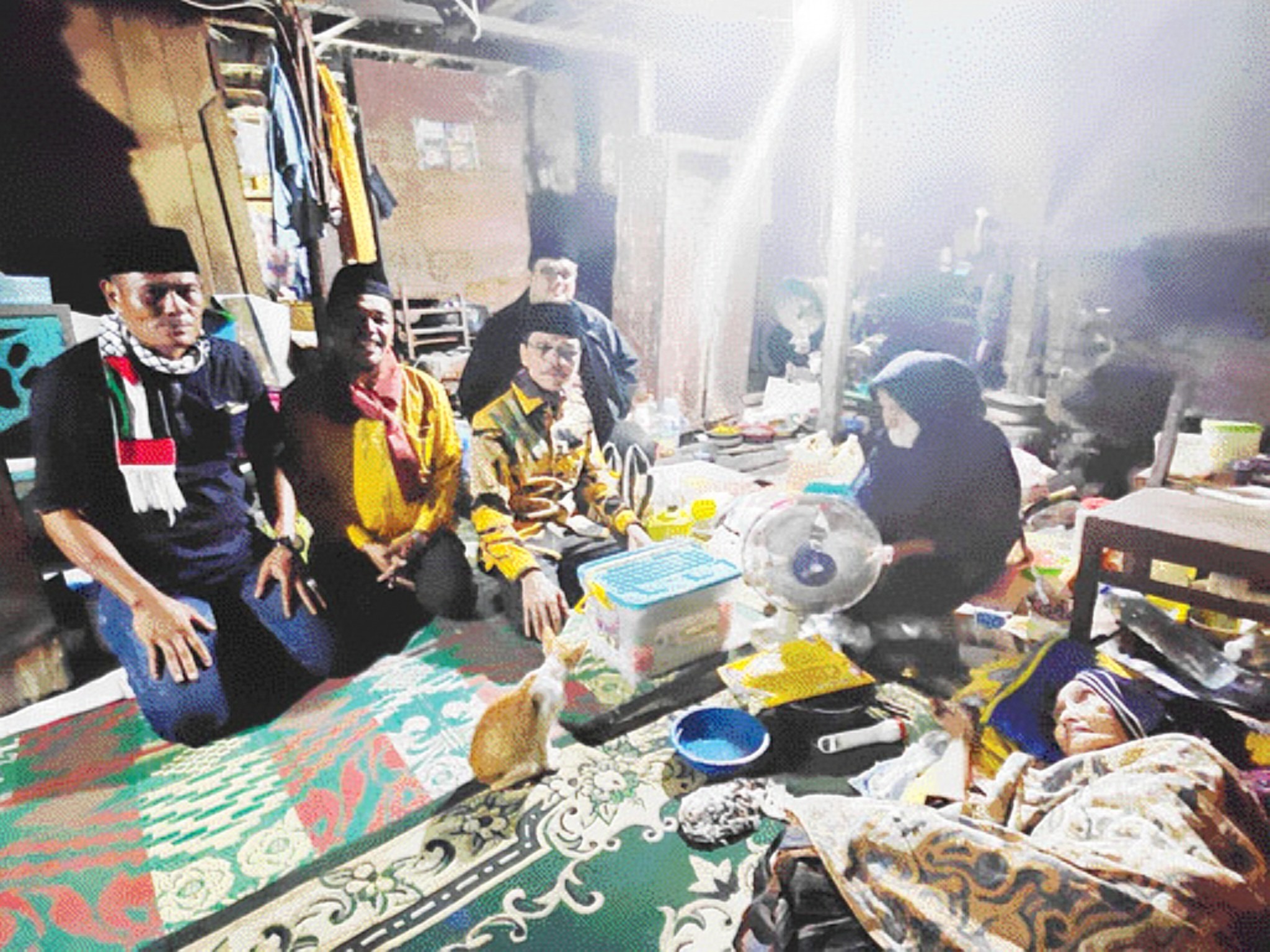 Bupati Limapuluh Kota Safaruddin Dt Bandaro Rajo bersama Ketua Baznas Buya Yulius, Wali Nagari Tungkar Yusrizal Dt Pado, dan Ketua LPM Tungkar Masyudha Putra, melihat kondisi Nursian.(FAJAR/PADEK)