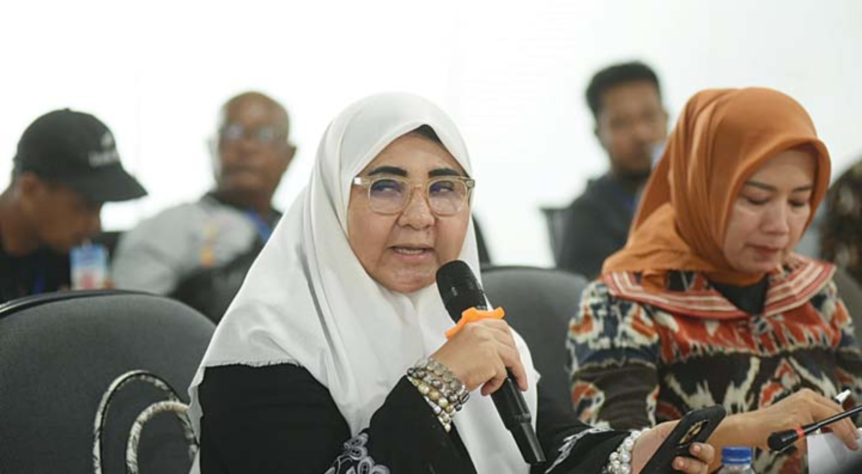 KUPAS: Anggota DPR RI Nevi Zuairina berdiskusi dengan direksi, komisaris, awak media dan lainnya di Padang.(PKS FOR PADEK)