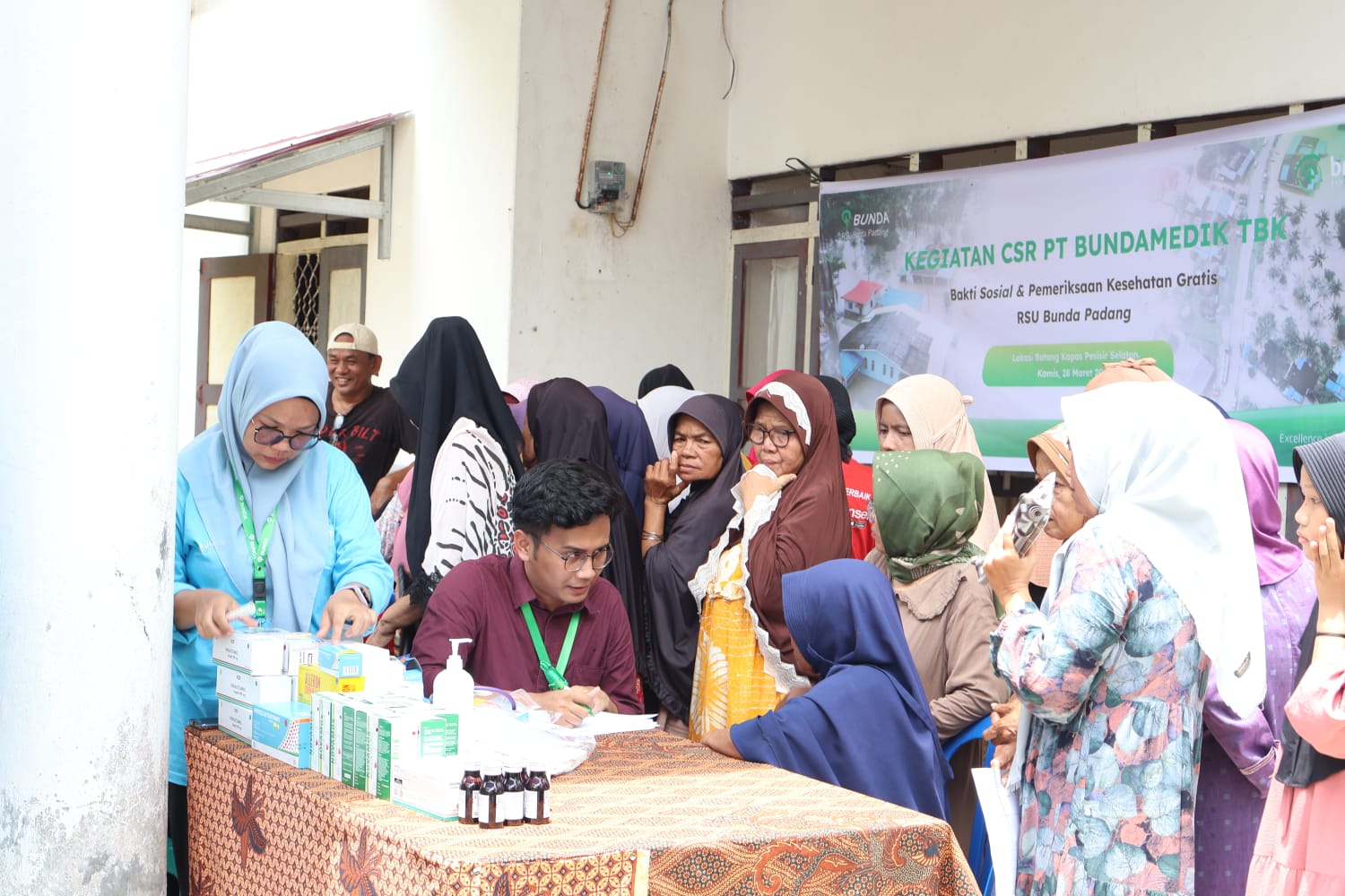 Pemeriksaan kesehatan gratis kepada masyarakat terdampak bencana oleh BMHS di Kota Padang. (BMHS)