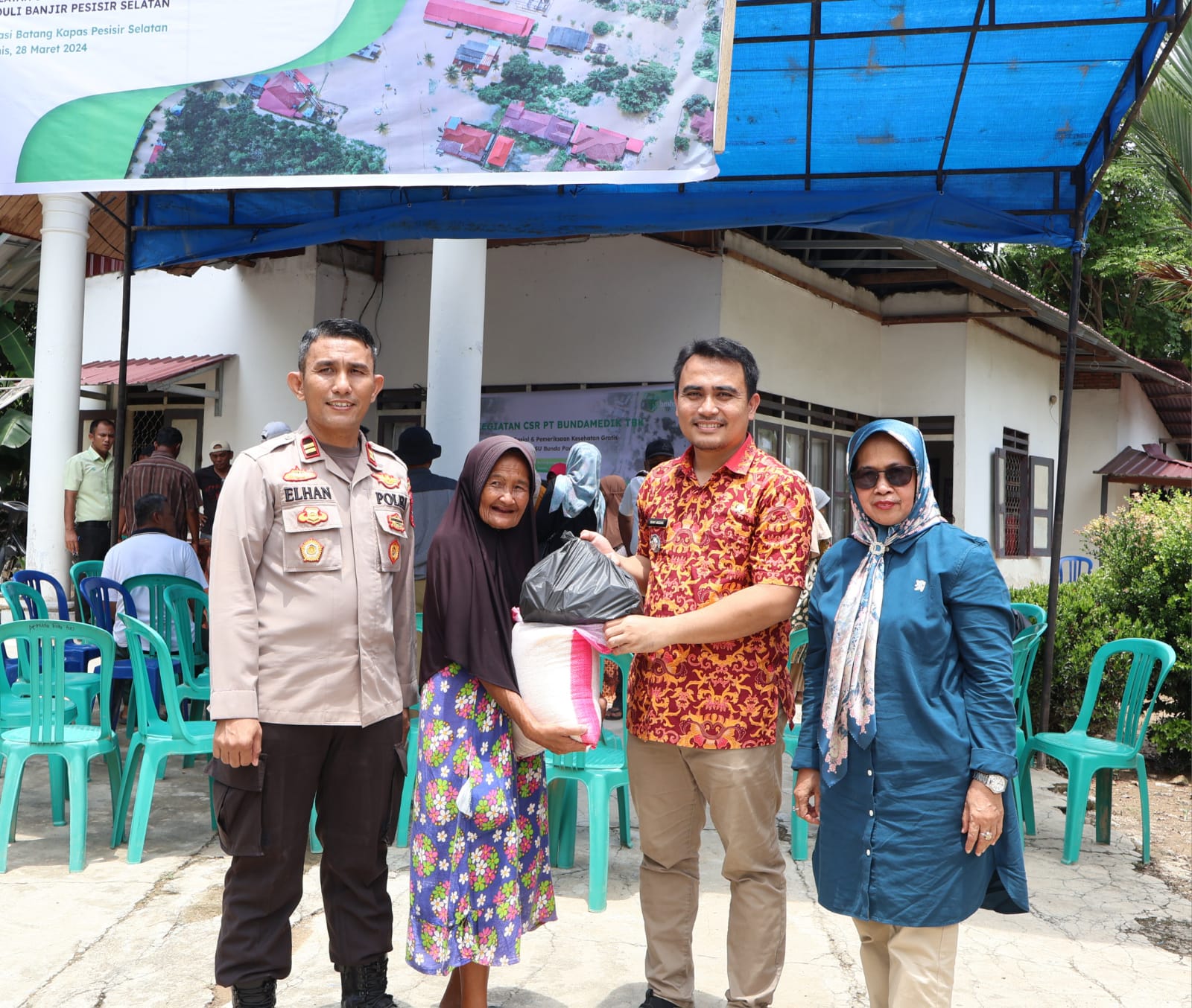 PT Bundamedik Tbk (BMHS, Bundamedik Healthcare System) menggelar program pemberian donasi bahan pangan pokok kepada masyarakat terdampaK bencana di Sumbar. (BMHS)
