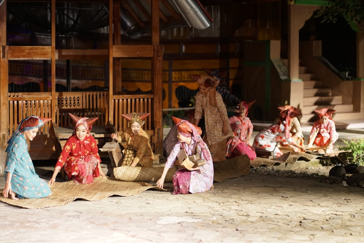 PENAMPILAN Festival Semarak Nagari Perempuan yang dilakukan oleh kaum ibu di kawasan saribu Rumah Gadang.(DOK PRIBADI)