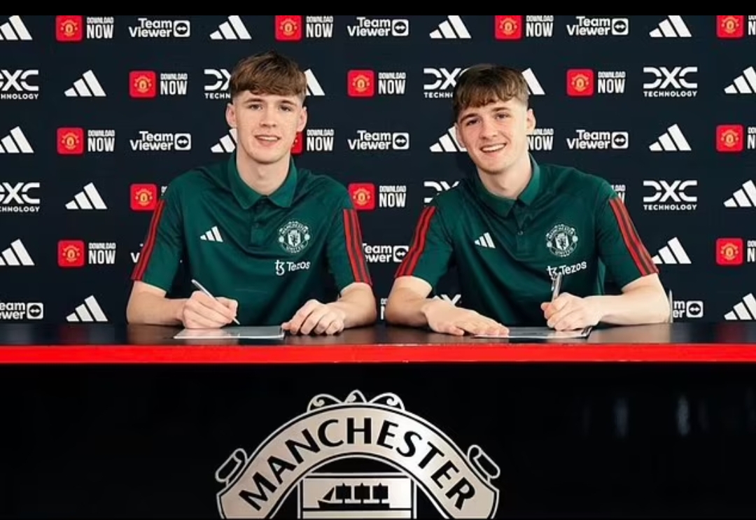 Putra kembar Darren Fletcher, Jack (kanan) dan Tyler Fletcher (kiri) telah menandatangani kontrak profesional pertama dengan Manchester United.(Foto: Dailymail)