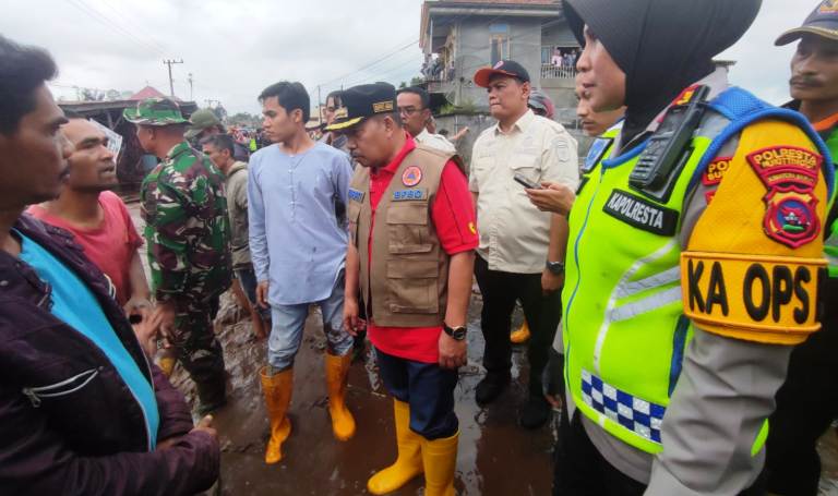 Bupati Agam H Andri Warman yang langsung meninjau lokasi kejadian di Nagari Bukik Batabuah, Kecamatan Canduang.