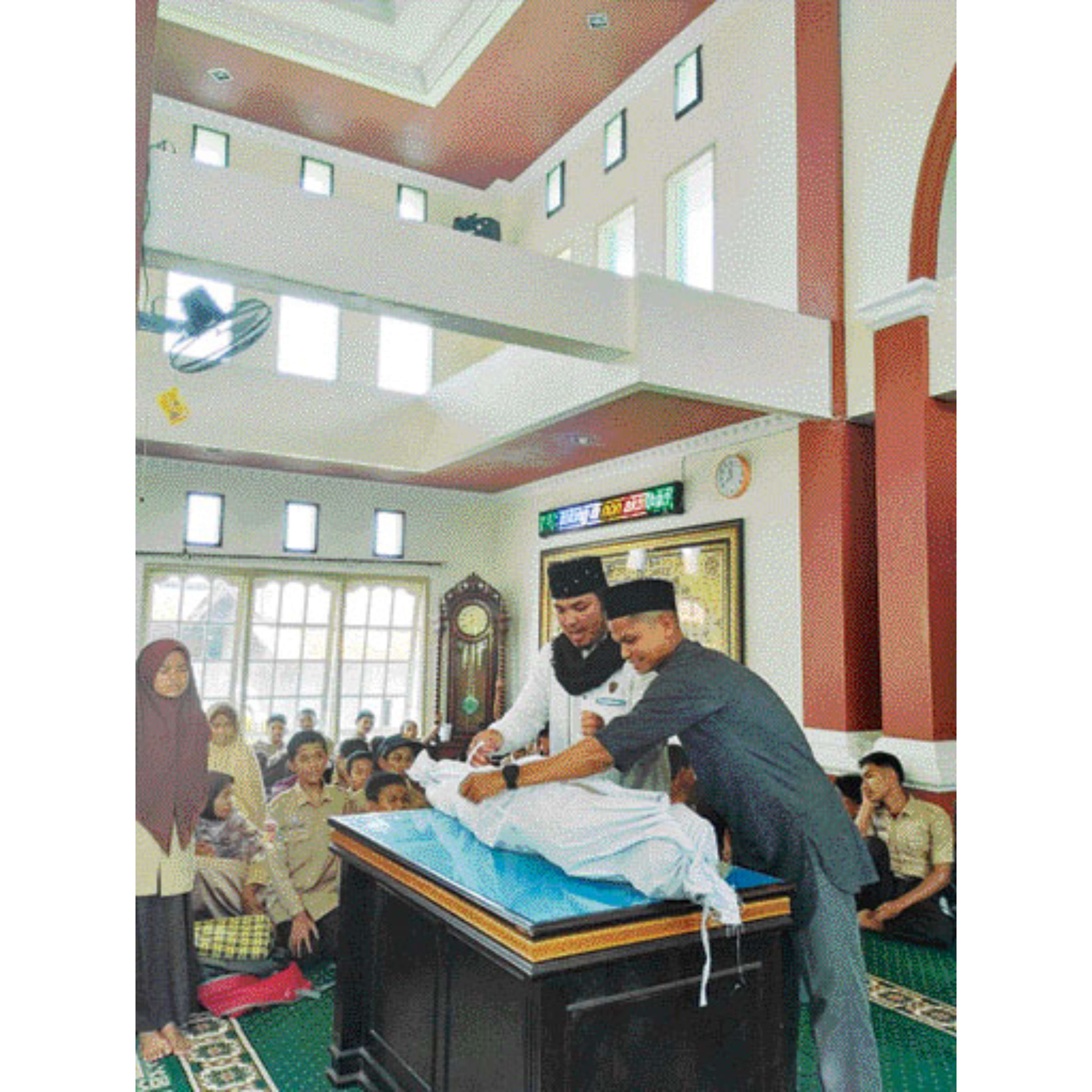 BEKAL ILMU: Suasana penyelenggaraan jenazah yang dipraktikan kepada siswa UPT SMP Negeri 1 X Koto dalam kegiatan Pesantren Ramadhan 1445 H.(TIM LAMAN GURU)