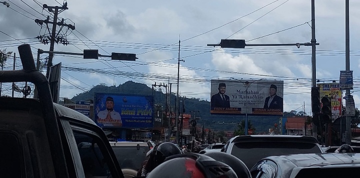 Lampu merah di Simpang Bypass Lubeg Kota Padang saat kondisi mati total yang membuat arus lalu lintas semrawut.