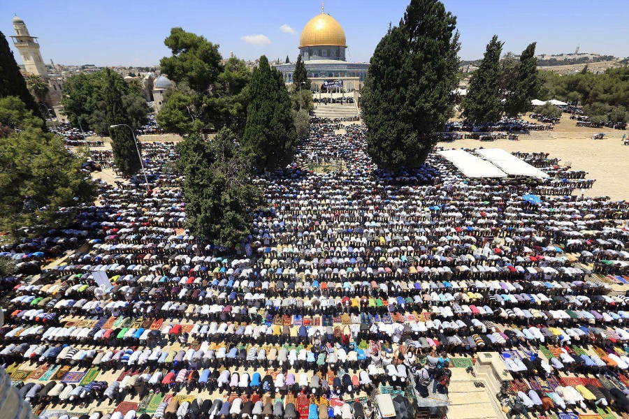 Meskipun ada pembatasan yang dilakukan pasukan Israel, sekitar 120.000 jamaah melaksanakan shalat Jumat terakhir di bulan Ramadan 2024 di Masjid Al-Aqsa. (Foto: Jordan News Agency)