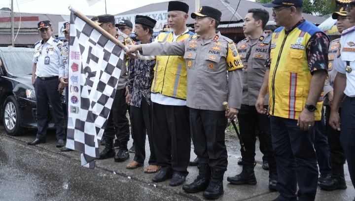 Gubernur Mahyeldi dan Kapolda Sumbar Irjen Pol Suharyono meresmikan uji coba jalur one way system Padang Bukittinggi, Jumat (5/4/2024).