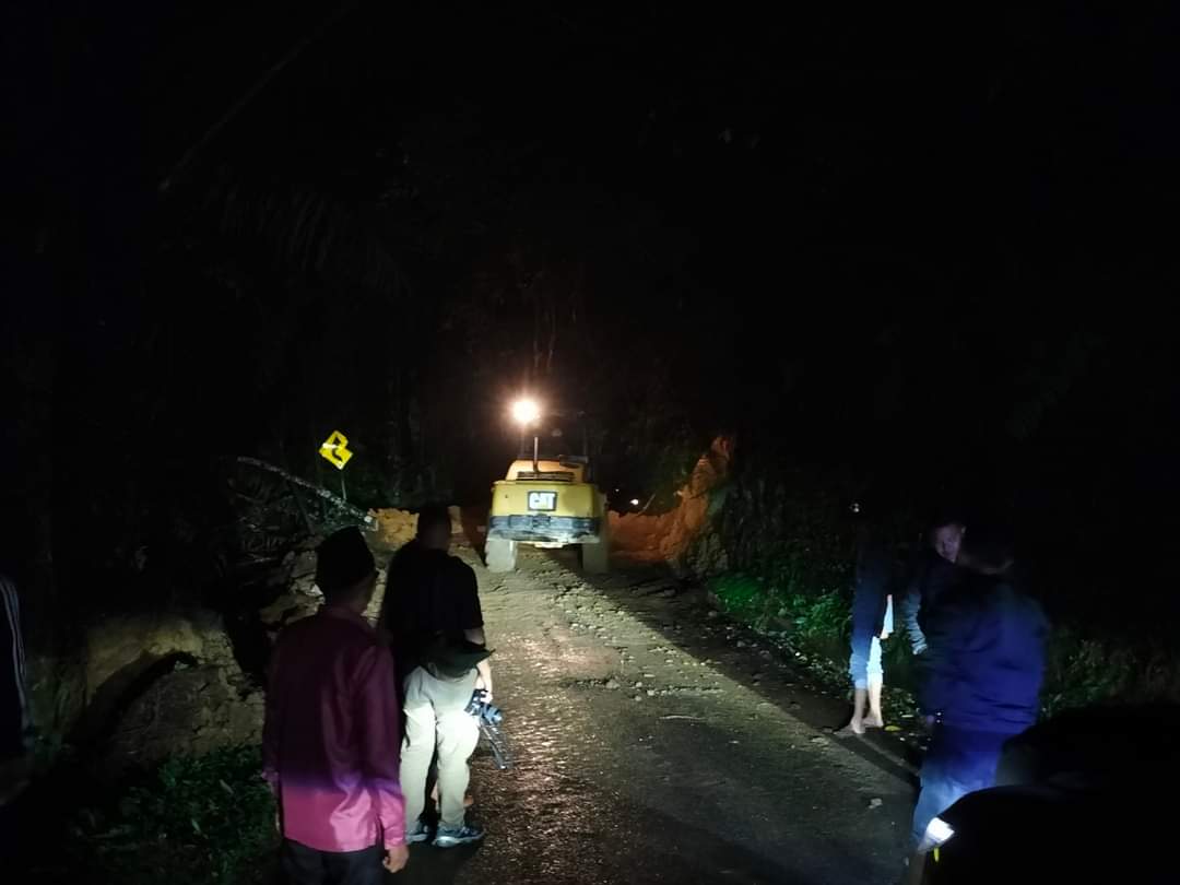 Material longsor berhasil dibersihkan pakai alat berat. Kendaraan akhirnya bisa kembali melintasi jalur Batusangkar-Lintau Buo Utara, Minggu malam.(Foto: Prokopim)