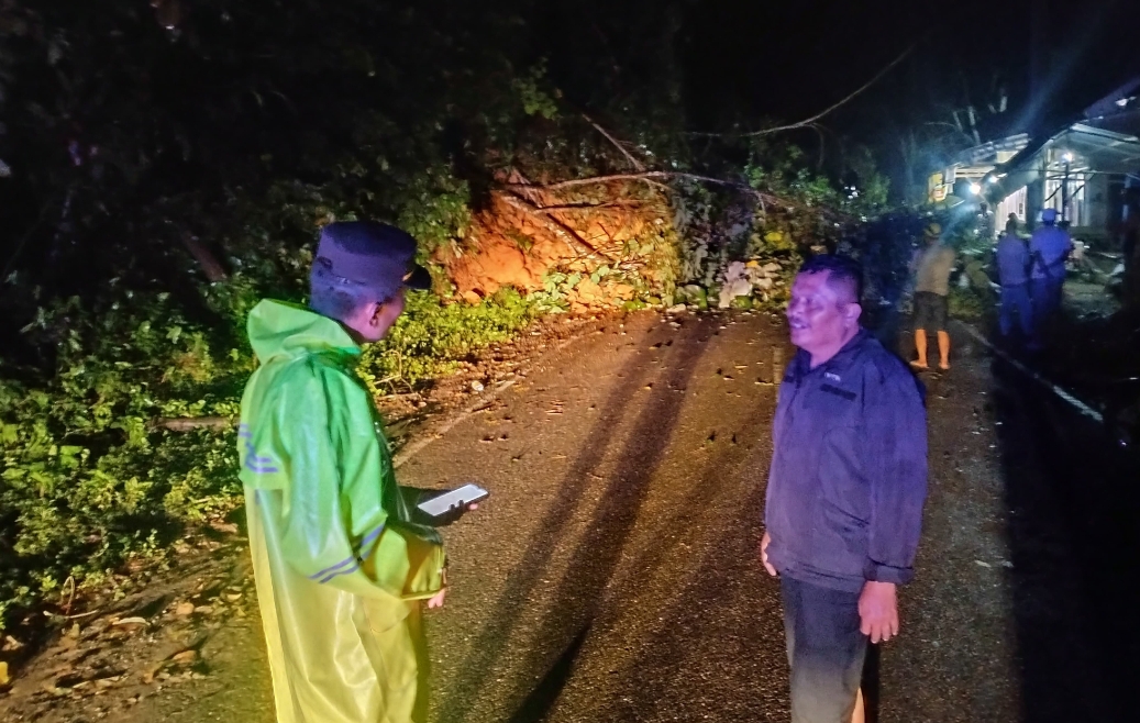 Hujan deras yang mengguyur wilayah Lintau Buo, Kabupaten Tanahdatar, Sumatera Barat, mengakibatkan longsor di Galoga Jorong Taruko, Nagari Taluak, pada Minggu (7/4/2024) malam. (Foto: Polsek Lintau)