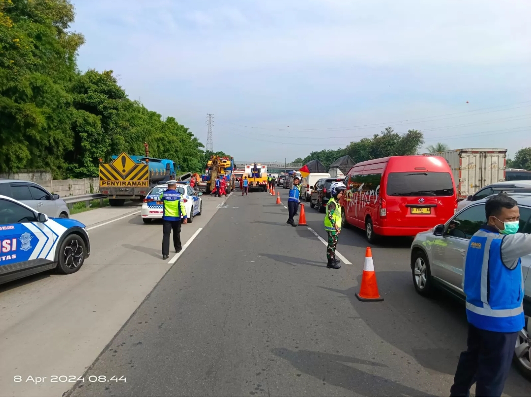 Polisi mengatur lalu lintas pasca kecelakaan adu banteng terjadi di lajur contraflow tol Jakarta-Cikampek, tepatnya KM 58. (Foto: JPC)