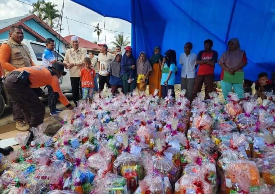 Penyerahan bantuan dilakukan Bank Nagari bersama Bupati Pasbar Hamsuardi. (Foto: Diskominfo)