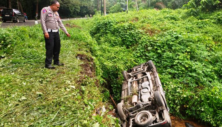 Pemudik asal Kota Bandung hendak ke Kota Solok mengalami kecelakaan tunggal di Jalinsum Km 11 Jorong Sialang, Nagari Gunung Selasih, Kecamatan Pulau Punjung, Kabupaten Dharmasraya Sumatera Barat.