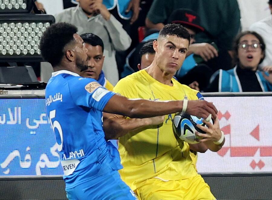 Cristiano Ronaldo dari Al Nassr bentrok dengan Ali Al Bulayhi dari Al Hilal sebelum mendapat kartu merah dari wasit Mohammed Al Hoaish. (Foto: Reuters)