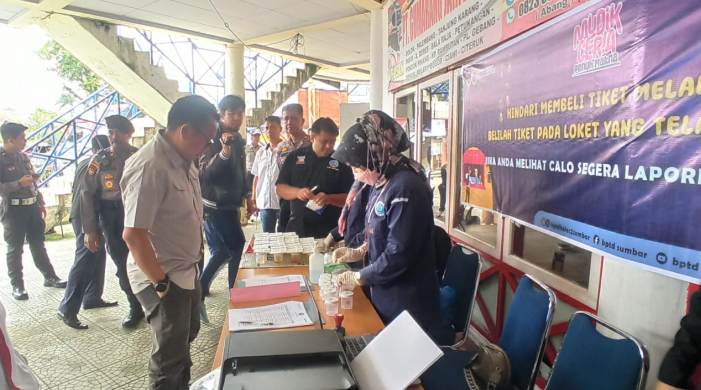 Kepala BNNP Sumbar Brigjen Pol Riki Yanuari memantau pelaksanaan tes urine bagi awak moda transportasi darat di Terminal Bareh Solok, Minggu (7/4).