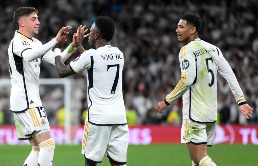 Gelandang Real Madrid, Fede Valverde (kiri) usai melepaskan tembakan voli spektakuler ke gawang Manchester City untuk menyamakan kedudukan menjadi 3-3. (Foto:UEFA)