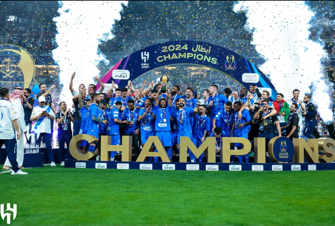 Al Hilal berhasil mengangkat trofi Piala Super Arab Saudi setelah mengalahkan sang juara bertahan, Al Ittihad, dengan skor telak 4-1 di laga final, Jumat dini hari WIB (12/4/2024). (Foto: X Al Hilal)