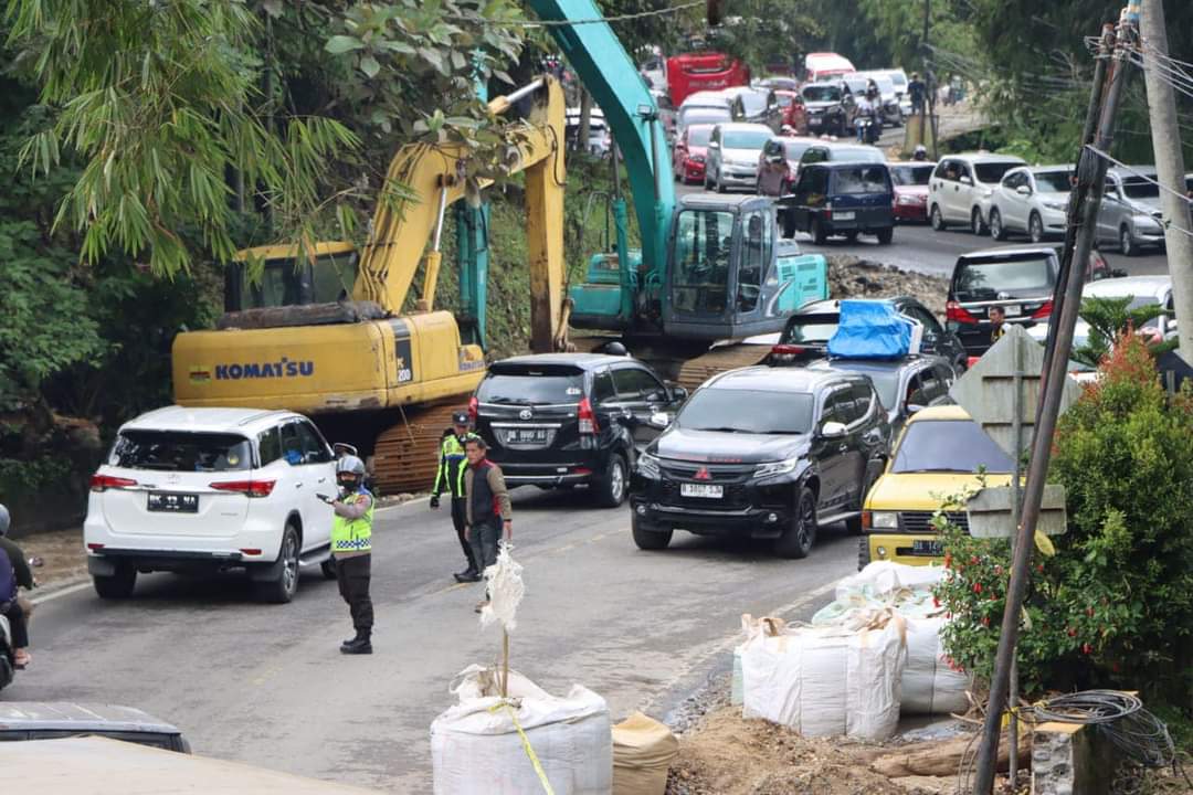 Kemacetan di Jalan Raya Padang-Bukittinggi, tepatnya di Kelok Hantu Nagari Aia Angek, Kabupaten Tanahdatar, Sabtu (13/4/2024), sebelum one way dibuka.(Foto: Diskominfo Padangpanjang)