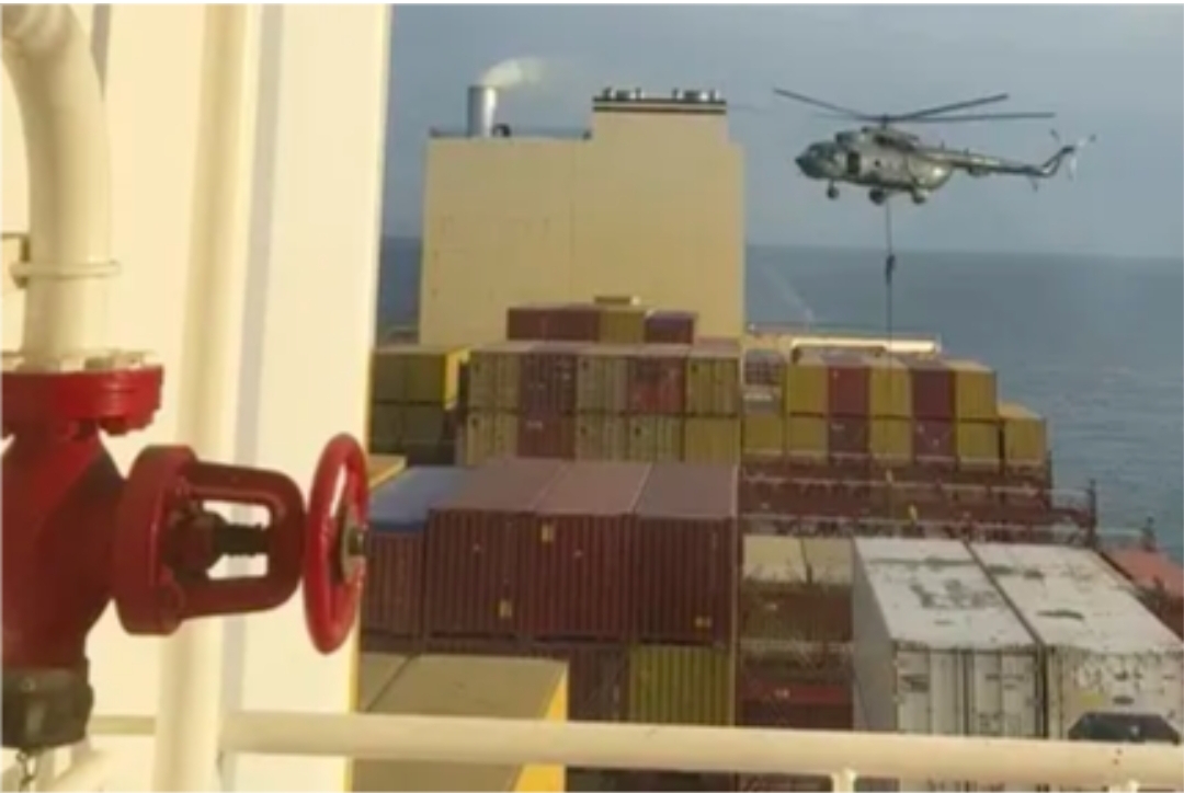 Pasukan Garda Revolusi Iran dilaporkan menyita kapal kontainer yang berafiliasi dengan Israel di Teluk Persia, dekat Selat Hormuz, Sabtu (13/4/2024). (Foto: AP)