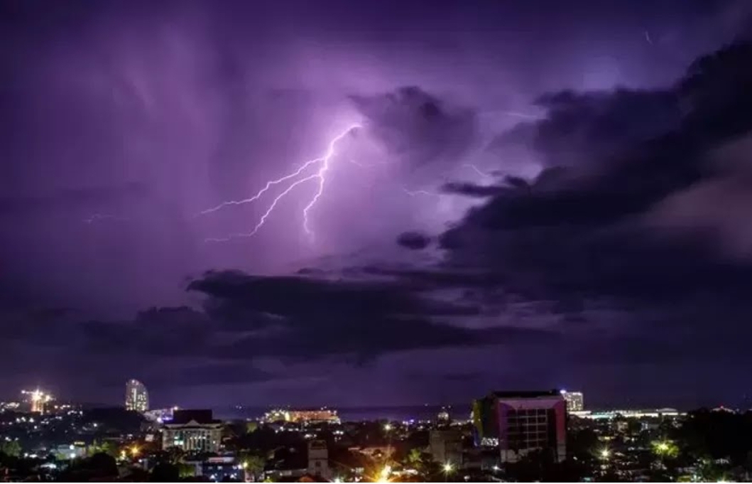 BMKG mengeluarkan peringatan dini potensi cuaca ekstrem di wilayah Sumatera Barat pada 13 April 2024 malam ini.(Foto ilustrasi: Jawapos.com)